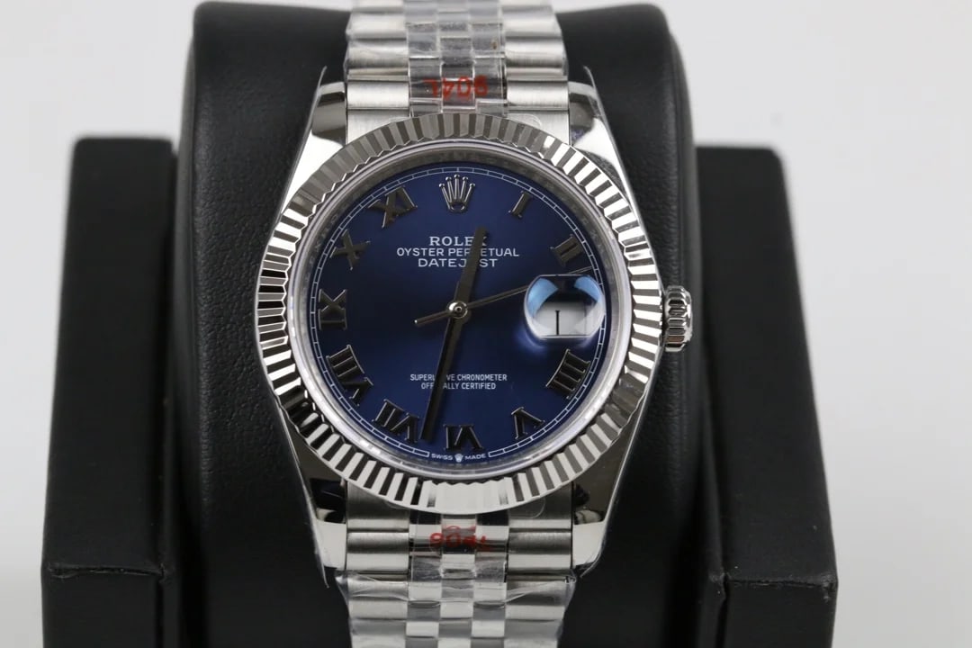 Blue Roman-numeral dial straight on with the fluted white-gold bezel, the date under its magnifier and the five-link bracelet below