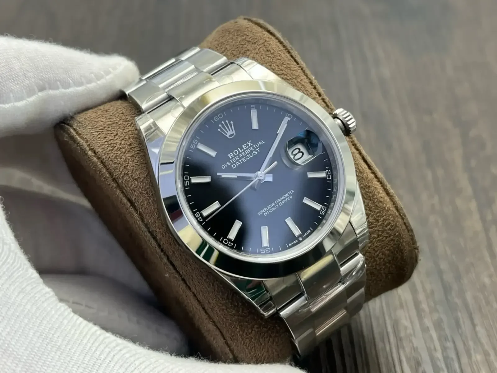 Dial three-quarter view showing the applied markers on the black surface, the polished case edge and the date magnifier at three o’clock