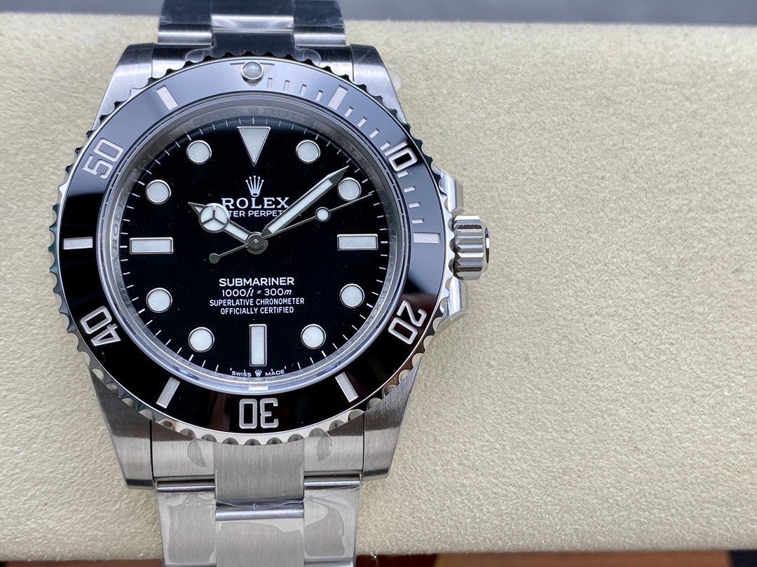 Reference photograph of a steel dive watch with a black dial and black bezel